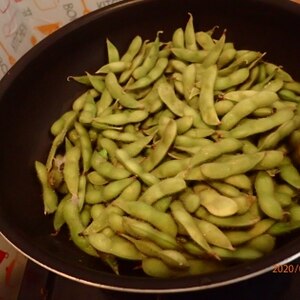 フライパンで枝豆の蒸しゆで